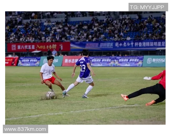 足球明星挑战翻瓶子游戏精彩瞬间集锦引发热议与欢笑